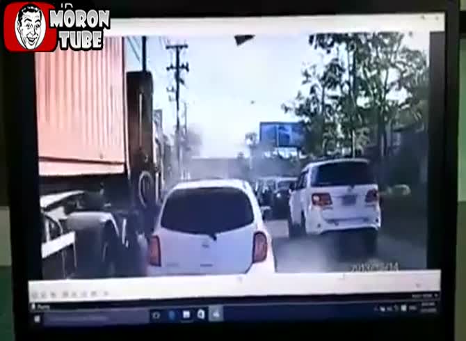 Video :A semi-trailer hits a toddler
